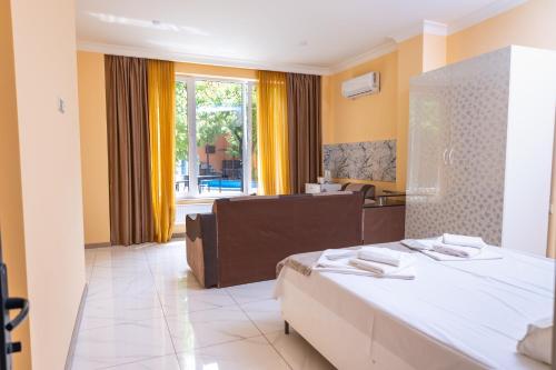 Postel nebo postele na pokoji v ubytování Red Hotel Yerevan Center