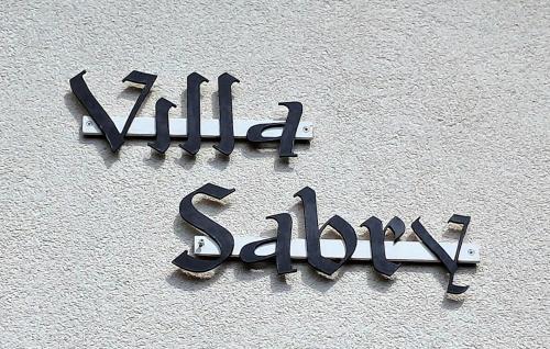 znak na boku budynku w obiekcie Villa Sabry w mieście Turriaco