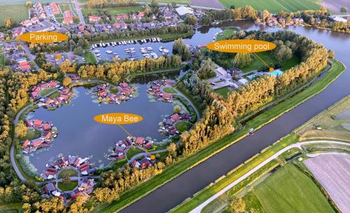 una vista dall'alto del porto turistico di un resort sull'acqua di Happy Little Maya Bee a Nieuwe-Niedorp