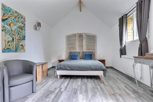 1 dormitorio con 1 cama y 1 silla en Chambres Beauvais en Beauvais