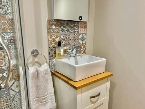 Gallery image of Pass the Keys The Old Smithy Tiny home Gower in Reynoldston