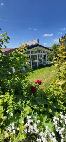 een gebouw met een bos bloemen ervoor bij D&B staycation Ferienpark in Niedenstein