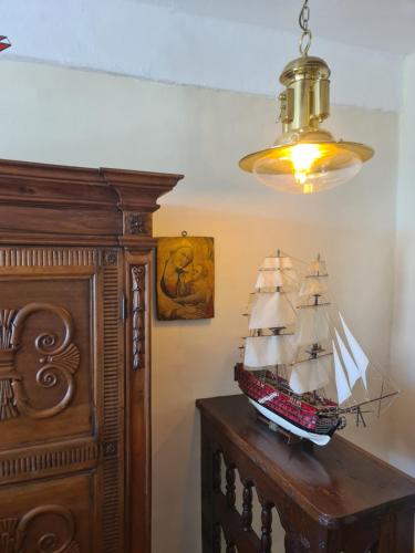 a model ship on top of a wooden dresser at Il sogno del capitano in Pieve Ligure