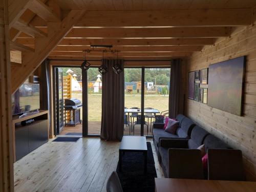 un salon avec un canapé et une table dans l'établissement VIP Celebrity House przy Suntago, Grabska Osada Apartamenty, à Mszczonów