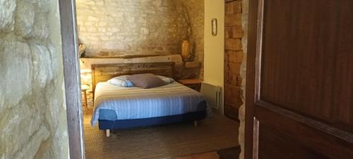 une petite chambre avec un lit dans une pièce dans l'établissement Grande maison de Village, à Villevieille