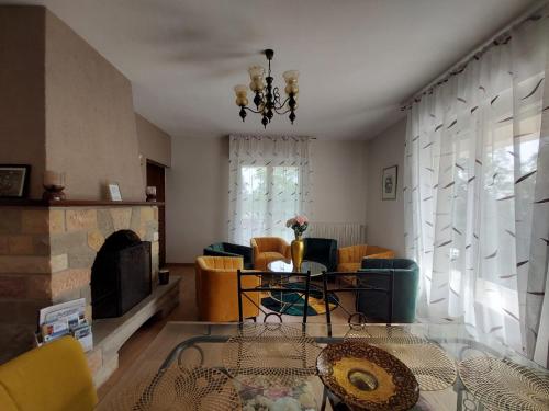un salon avec une table et une cheminée dans l'établissement GITE LA CÔTE de GRAVES, à Villefranche-de-Rouergue