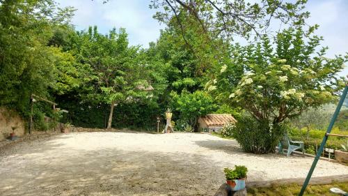 Un jardín fuera de La Sapiniére -chambres climatisées