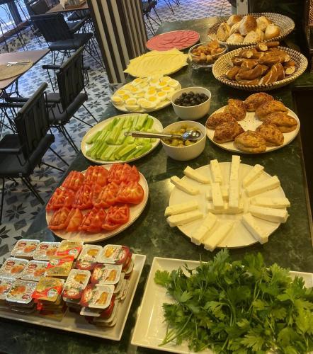 Una mesa con muchos tipos diferentes de comida sobre ella. en Bonita Boutique, en Estambul