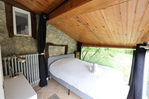 2 Betten in einem Zimmer mit Holzdecke in der Unterkunft Villa de luxe, nichée dans les montagnes in Lavoine