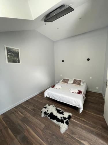 a bedroom with a bed and a rug on the floor at Apartment 6 confort&modern in Arad