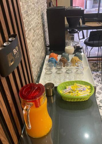 una mesa con vasos y un frasco de zumo de naranja en Bonita Boutique, en Estambul