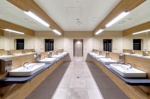 łazienka z umywalką i lustrem w obiekcie DCS Polana Jakuszycka w Szklarskiej Porębie