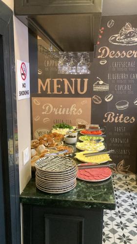 Un buffet con platos de comida en una mesa. en Bonita Boutique, en Estambul