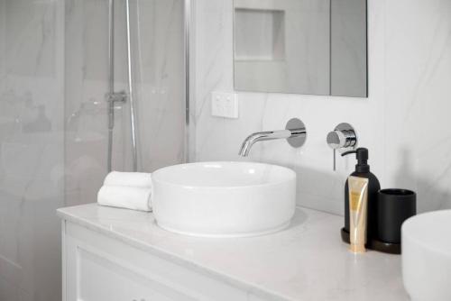 Un baño de Luxury House with Pool, close to CBD