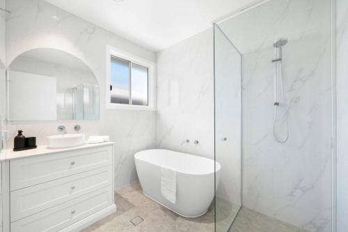 Un baño de Luxury House with Pool, close to CBD