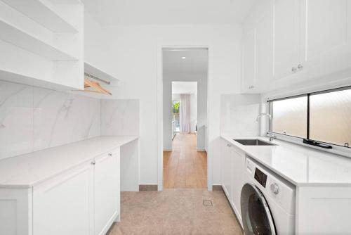 Una cocina o zona de cocina en Luxury House with Pool, close to CBD
