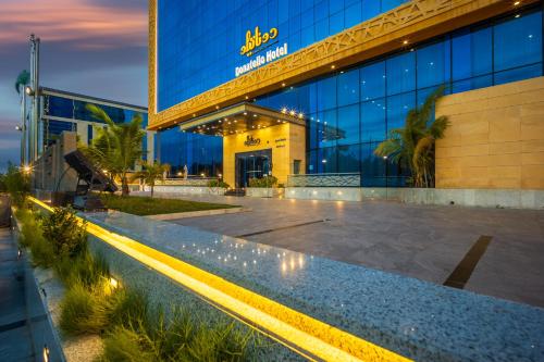 - un bâtiment avec une piscine en face dans l'établissement Donatello Jeddah Hotel, à Djeddah