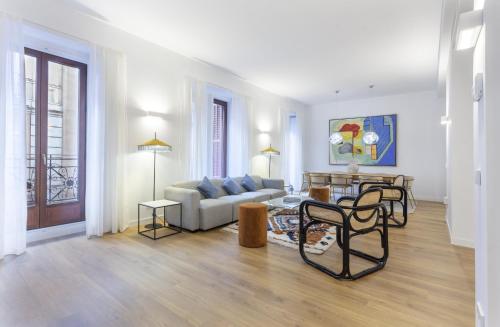 salon z kanapą i stołem w obiekcie MIT House Cibeles Luxe in Madrid w Madrycie
