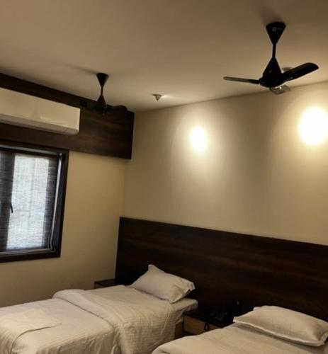 Ліжко або ліжка в номері ANT Biz Rooms Near Chennai Trade Centre