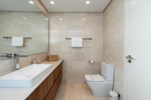y baño con lavabo, aseo y espejo. en AL-321 Penthouse 3 bedrooms Alcazaba Lagoon, en Estepona