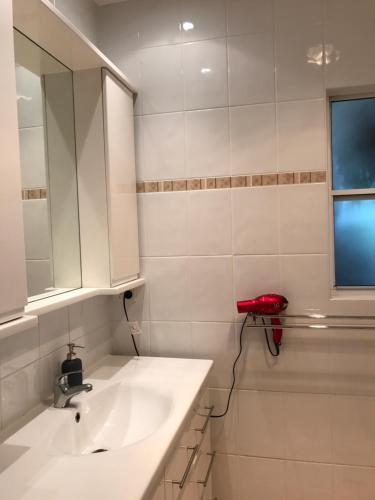 Koupelna v ubytování COMFORT QUEEN GARDEN VIEW ROOM MACQUARIE PARK RYDE