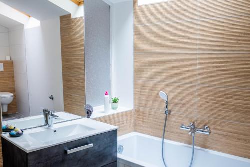 une salle de bain avec une douche, un lavabo et une baignoire dans l'établissement Gare - place Lafayette - Appartement, à Angers