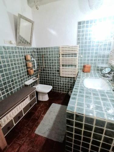 une salle de bain avec un lavabo et des toilettes dans l'établissement Cosy Casa, à Saint-Aygulf