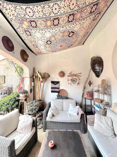 un salon avec un canapé et un plafond inspiré dans l'établissement Cosy Casa, à Saint-Aygulf