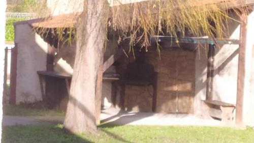 un bâtiment avec un toit en gazon et un arbre dans l'établissement Appartement avec Piscine Riorges, à Riorges