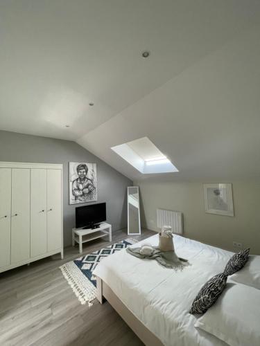 1 dormitorio con 1 cama grande y TV en Apartment 3 confort&modern en Arad