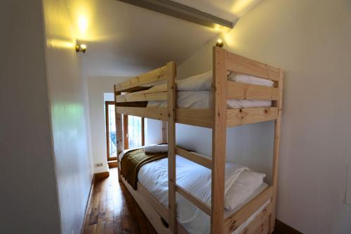Krevet ili kreveti na kat u jedinici u objektu Chambres dans villa nichée au coeur des montagnes