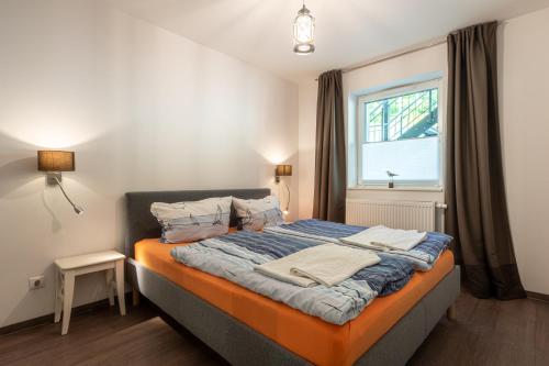 ein Schlafzimmer mit einem Bett mit Handtüchern darauf in der Unterkunft Sellinkoje in Residenz Waldidyll in Ostseebad Sellin