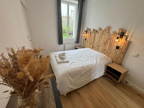 une petite chambre avec un lit et une fenêtre dans l'établissement Au Cœur du Marché, Appartement Confort, Centre-ville, à Royan