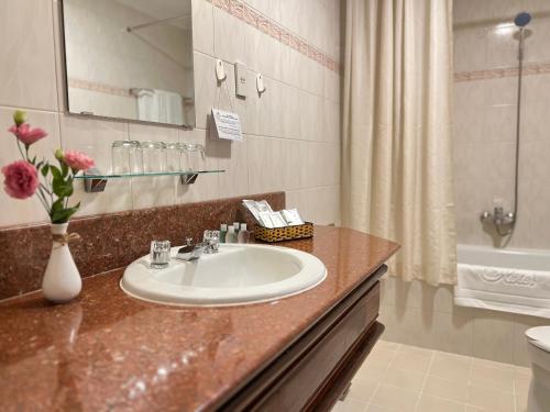 Ένα μπάνιο στο Riverside Hotel Saigon