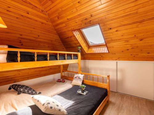 - une chambre avec 2 lits superposés dans une cabine dans l'établissement Duplex 9 pers, Saint Lary Village, proche thermes et télécabine, parking et casier à ski - FR-1-296-235, à Saint-Lary-Soulan