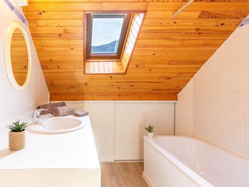 une salle de bain avec une baignoire blanche et un lavabo dans l'établissement Duplex 9 pers, Saint Lary Village, proche thermes et télécabine, parking et casier à ski - FR-1-296-235, à Saint-Lary-Soulan