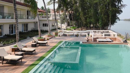 an image of a swimming pool at a hotel at Damodar River Retreat, Uluberia in Uluberiya