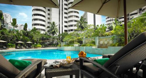 ein Resort mit einem Pool und einem Gebäude in der Unterkunft Shangri-La Kuala Lumpur in Kuala Lumpur
