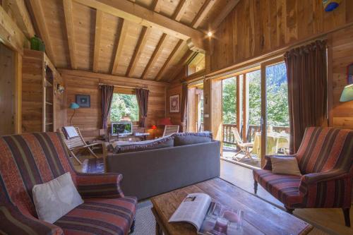 ein Wohnzimmer mit einem Sofa und Stühlen in einer Hütte in der Unterkunft Chalet Beugeant - Happy Rentals in Chamonix-Mont-Blanc