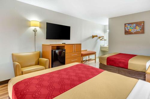 ein Hotelzimmer mit 2 Betten und einem Flachbild-TV in der Unterkunft Econo Lodge in Creedmoor