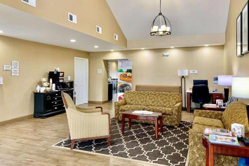 - un salon avec un canapé, des chaises et une table dans l'établissement Quality Inn Seneca US-123, à Seneca