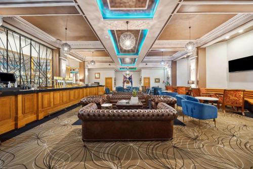 雪梨的住宿－Castlereagh Boutique Hotel, Ascend Hotel Collection，带沙发的酒店大堂和酒吧