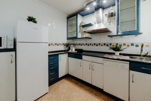 een keuken met witte kasten en een witte koelkast bij Apartamento Juzgados in Logroño