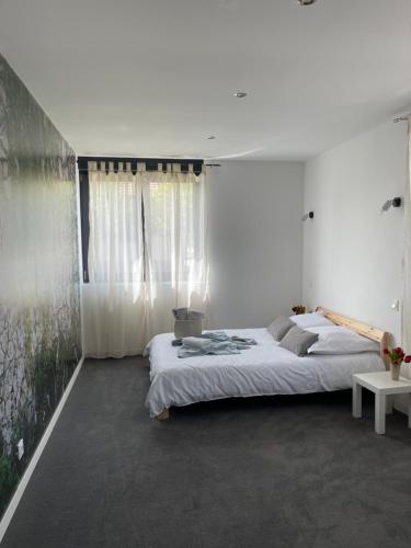 Apartment 4 confort&modern في أراد: غرفة نوم بسريرين في غرفة بجدران بيضاء