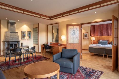 盧卡的住宿－斯堪的克盧卡霍維旅館，客厅设有一张床和一张桌子