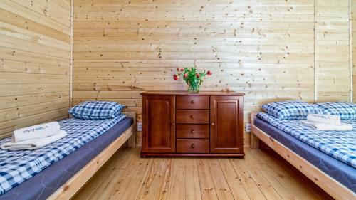 Postel nebo postele na pokoji v ubytování Domki Elmak Mikoszewo PIAMOLA