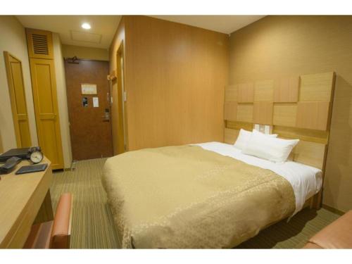 سرير أو أسرّة في غرفة في Hotel Relief SAPPORO SUSUKINO - Vacation STAY 22960v