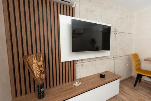 Una televisión o centro de entretenimiento en Comanda LUXURY APARTMENTS