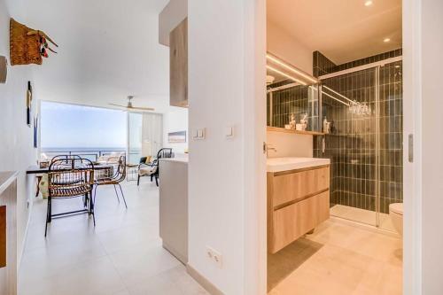 127-Stunning Beachfront Apartment in Benalmádena