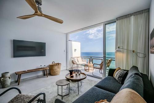 127-Stunning Beachfront Apartment in Benalmádena